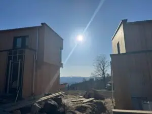 Blick zwischen zwei neue Chalets Waldschlafhäusl