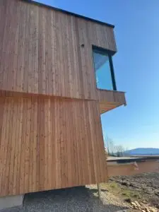 Seitenansicht eingeschaltes Chalet Waldschlafhäusl