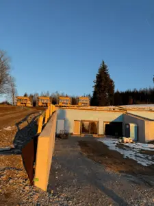 Erdhaus Rohbau mit Blick auf Chalet Sonnenschein